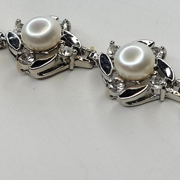 White Pearls Bracelet with Crystals in Silvery Rhodium Floral Shape Bracelet - Picture 4 of 9